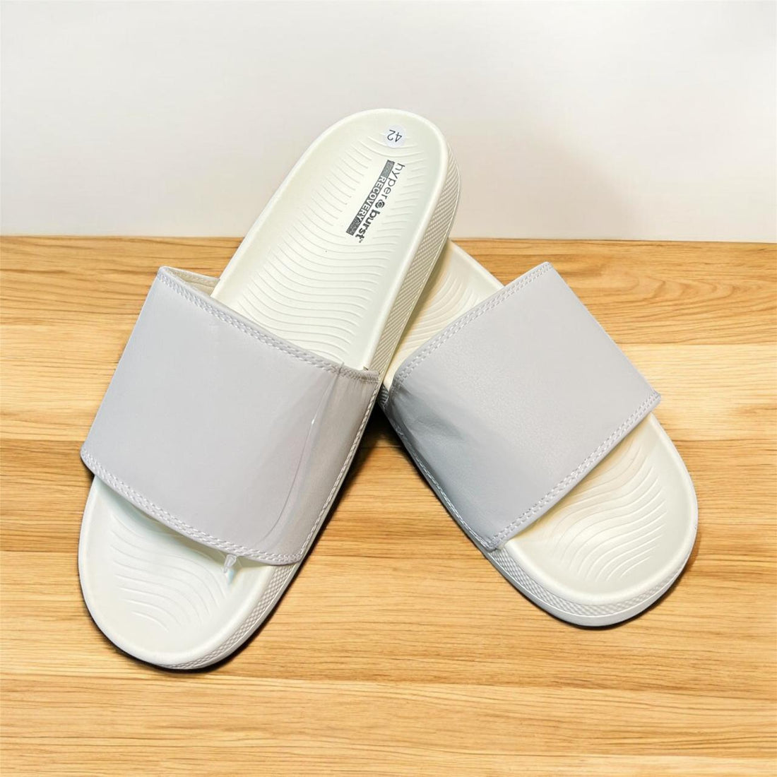 SKECHERS OFF WHITE COMFORT SOFT SLIPPER