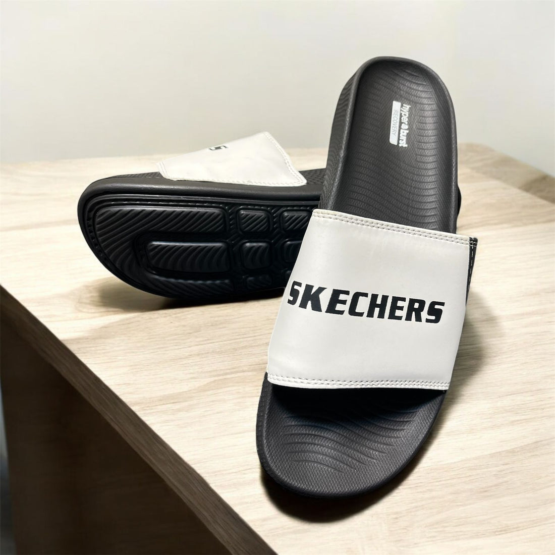 SKECHERS WHITE   COMFORT SOFT SLIPPER