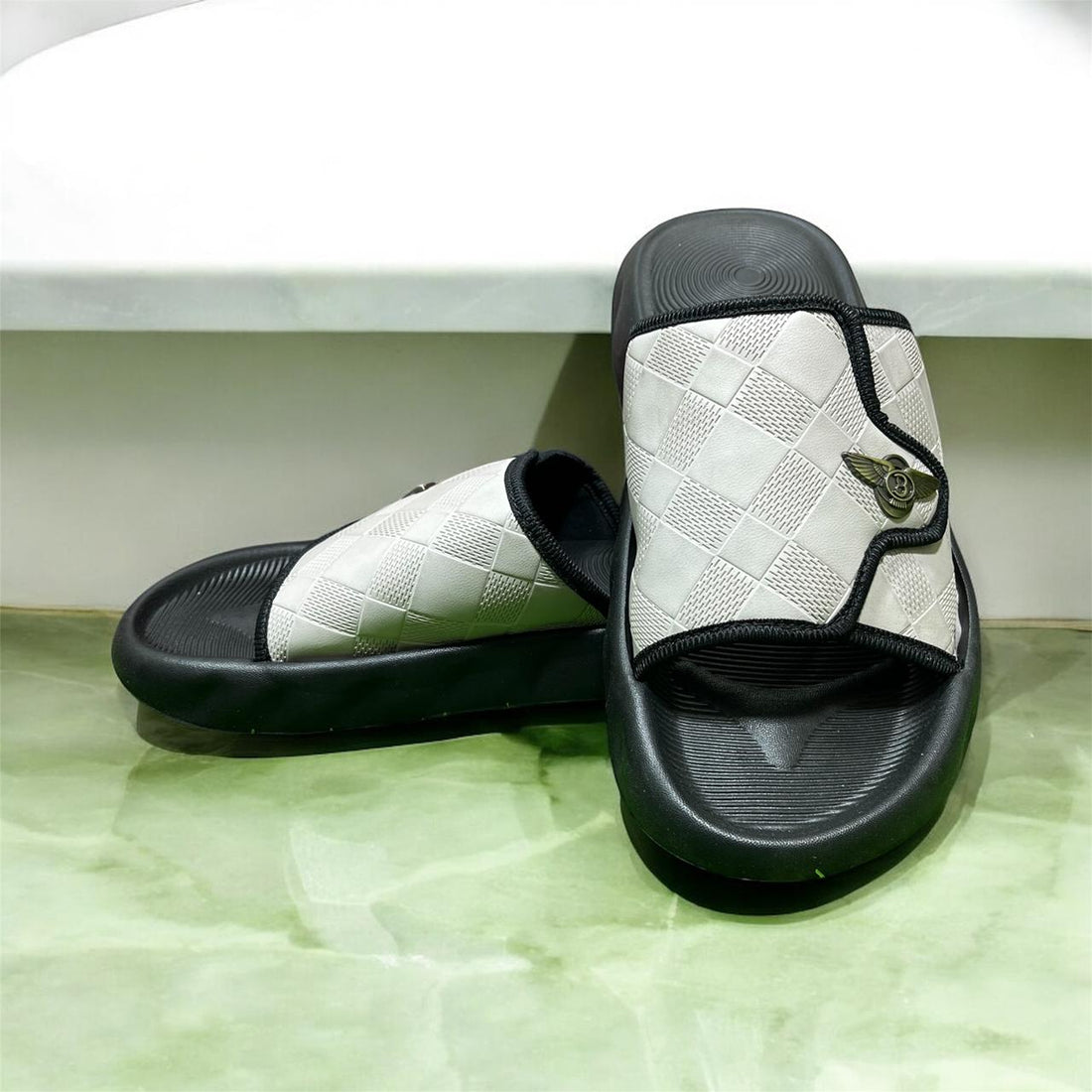 BOUNCE SUMMER SLIPPERS WHITE AND BLACK