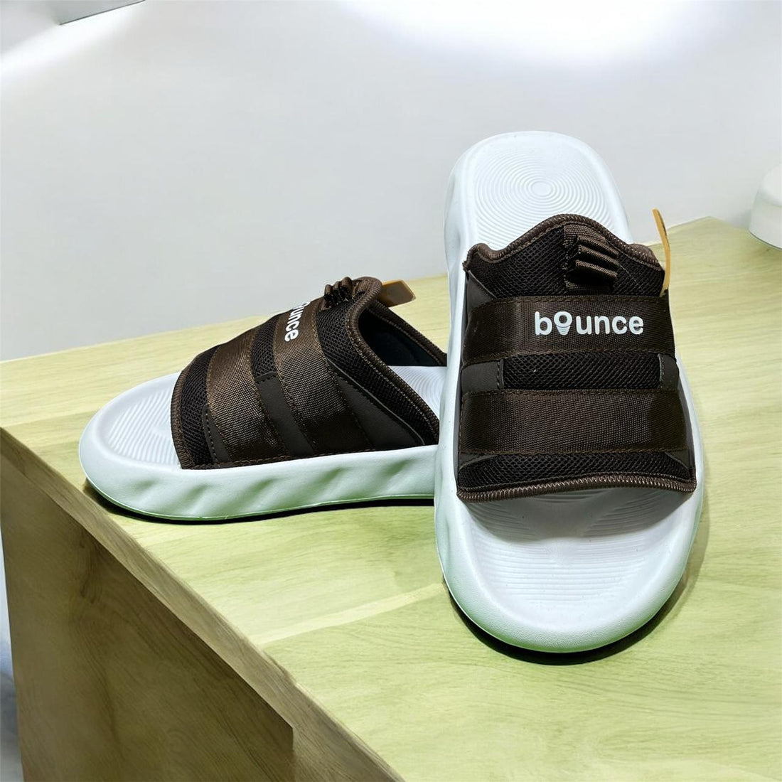 BOUNCE BROWN AND WHITE SLIPPER