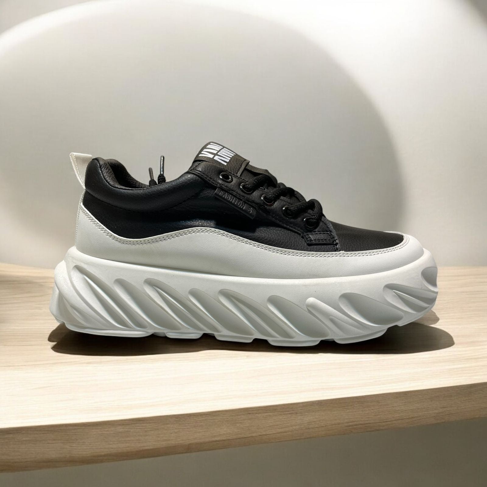 TRENDING CHUNKY SNEAKER WHITE AND BLACK